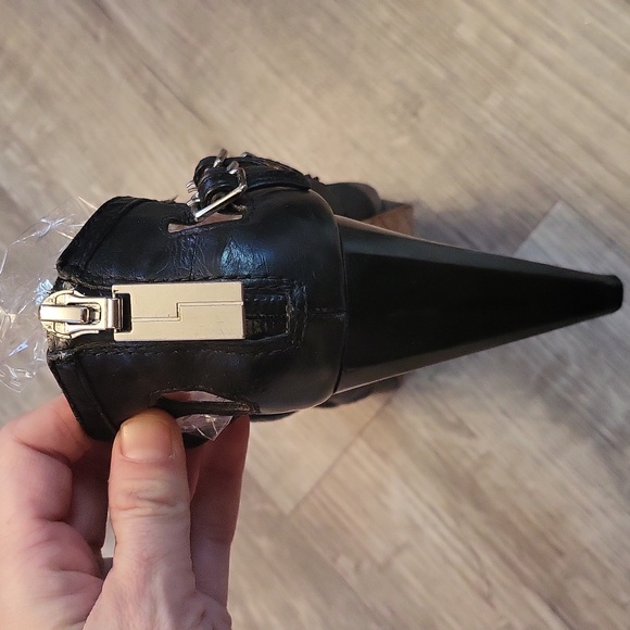 L.A.M.B l black Leather heels l designer l Size 6.5 l 4 inch heels l Gwen - Picture 4 of 9